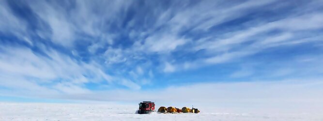 Trip Kreuzfahrten beliebtes Urlaubsziel – Antarktis - Null Bewohner, Millionen Pinguine und feste Dimensionen. Am südlichen Ende der Erde, wo die Sonne nur zwischen Frühjahr und Herbst über dem Horizont aufgeht, liegt der 7. Kontinent, die Antarktis. Riesig, bis auf ein paar Forscher unbewohnt und ohne offiziellen Besitzer. Eine Welt, die überrascht, bevor Sie sie sehen. Deshalb ist ein Besuch definitiv etwas für die Schatzkiste der Erinnerung und allein die Ausmaße dieser Destination sind eine Sache für sich. Du trittst aus deinem gemütlichen Hotelzimmer und es begrüßt dich die warme italienische Sonne. Du blickst auf den atemberaubenden Gardasee, der in zahlreichen Blautönen schimmert - von tiefem Dunkelblau bis zu funkelndem Türkis. Majestätische Berge umgeben dich, während die Brise sanft deine Haut streichelt und der Duft von blühenden Zitronenbäumen deine Nase kitzelt. Du schlenderst die malerischen, engen Gassen entlang, vorbei an farbenfrohen, blumengeschmückten Häusern. Vereinzelt unterbricht das fröhliche Lachen der Einheimischen die friedvolle Stille. Du fühlst dich wie in einem Traum, der nicht enden will. Jeder Schritt führt dich zu neuen Entdeckungen und Abenteuern. Du probierst die köstliche italienische Küche mit ihren frischen Zutaten und verführerischen Aromen. Die Sonne geht langsam unter und taucht den Himmel in ein leuchtendes Orange-rot - ein spektakulärer Anblick.