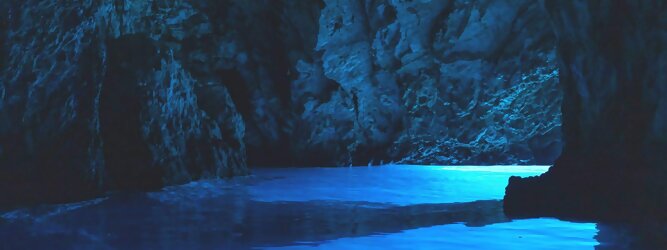 Trip Kreuzfahrten Reisetipps - Die Blaue Grotte von Bisevo in Kroatien ist nur per Boot erreichbar. Atemberaubend schön fasziniert dieses Naturphänomen in leuchtenden intensiven Blautönen. Ein idyllisches Highlight der vorzüglich geführten Speedboot-Tour im Adria Inselparadies, mit fantastisch facettenreicher Unterwasserwelt. Die Blaue Grotte ist ein Naturwunder, das auf der kroatischen Insel Bisevo zu finden ist. Sie ist berühmt für ihr kristallklares Wasser und die einzigartige bläuliche Farbe, die durch das Sonnenlicht in der Höhle entsteht. Die Blaue Grotte kann nur durch eine Bootstour erreicht werden, die oft Teil einer Fünf-Insel-Tour ist.