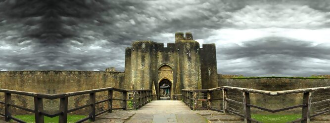 Trip Kreuzfahrten Reisetipps - Caerphilly Castle - ein Bollwerk aus dem 13. Jahrhundert in Wales, Vereinigtes Königreich. Mit einem aufsehenerregenden Turm, der schiefer ist wie der Schiefe Turm zu Pisa. Wie jede Burg mit Prestige, hat sie auch einen Geist, „The Green Lady“ spukt in den Gemächern, wo ihr Geliebter den Tod fand. Wo man in Wales oft – und nicht ohne Grund – das Gefühl hat, dass ein Schloss ziemlich gleich ist, ist Caerphilly Castle bei Cardiff eine sehr willkommene Abwechslung. Die Burg ist nicht nur deutlich größer, sondern auch älter als die Burgen, die später von Edward I. als Ring um Snowdonia gebaut wurden.