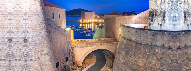 Trip Kreuzfahrten Stadt Urlaub - Dubrovnik - Einen Wahnsinns Panoramablick hat man von Dubrovniks Hausberg Srd. Empor geht’s ganz easy und entspannt, minutenschnell mit der Luftseilbahn. Für begeisterte GOT-Fans empfiehlt sich die speziell geführte Game-of-Thrones-Tour zu den bekanntesten Drehorten und Schauplätzen der erfolgreichen Kultserie, der Eiserne Thron ist auf der kleinen idyllischen Insel Lokrum zu bestaunen. Die beliebtesten Orte für Dubrovnik Ferien, locken mit besten Angebote für Hotels und Ferienunterkünfte mit Werbeaktionen, Rabatten, Sonderangebote für Dubrovnik Urlaub buchen. Reisedaten eingeben und Hotel Flug Mietwagen Attraktionen Taxis für eine Dubrovnik Reise flexibel buchen. Sollten sich die Pläne ändern, sind viele der Unterkünfte und Zimmer in Dubrovnik kostenfrei stornierbar.