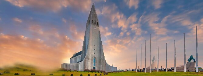 Trip Kreuzfahrten Reisetipps - Hallgrimskirkja in Reykjavik, Island – Lutherische Kirche in beeindruckend martialischer Betonoptik, inspiriert von der Form der isländischen Basaltfelsen. Die Schlichtheit im Innenraum erstaunt, bewegt zum Innehalten und Entschleunigen. Sensationelle Fotos gibt es bei Polarlicht als Hintergrundkulisse. Die Hallgrim-Kirche krönt Islands Hauptstadt eindrucksvoll mit ihrem 73 Meter hohen Turm, der alle anderen Gebäude in Reykjavík überragt. Bei keinem anderen Bauwerk im Land dauerte der Bau so lange, und nur wenige sorgten für so viele Kontroversen wie die Kirche. Heute ist sie die größte Kirche der Insel mit Platz für 1.200 Besucher.
