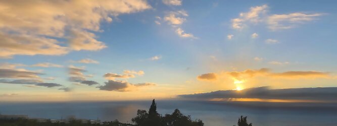 Trip Kreuzfahrten Insel Urlaub - La Palma macht ihrem Beinamen, die Schöne, alle Ehre. Das Kleinod im Atlantik erstrahlt in sattem Grün, verziert mit hübschen landestypischen Villen in den weit gestreuten Dörfern, eingerahmt von weichen Wellen des dunkelblauen atlantischen Ozeans, am Himmel ziehen malerische Formationen, bauschiger weißer Schäfchenwolken. Eine Bilderbuchidylle zum Verlieben. Die beliebtesten Orte für La Palma Ferien, locken mit besten Angebote für Hotels und Ferienunterkünfte mit Werbeaktionen, Rabatten, Sonderangebote für La Palma Urlaub buchen. Reisedaten eingeben und Hotel Flug Mietwagen Attraktionen Taxis für eine La Palma Reise flexibel buchen. Sollten sich die Pläne ändern, sind viele der Unterkünfte und Zimmer auf La Palma kostenfrei stornierbar.