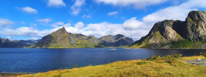 Trip Kreuzfahrten Reisetipps - Die Lofoten Inseln Norwegen – Skandinaviens eiskalte Schönheit fasziniert mit atemberaubenden Nordlichtern und geradezu außerirdisch imposanten Gebirgskulissen. Land der Mitternachtssonne am Polarkreis, ein Paradies für Wanderer, Naturfreunde, Hobbyfotografen und Instagram er/innen. Die Lofoten gehören zu Norwegen und liegen nördlich des Polarkreises. Erfahren Sie hier, was für eine einzigartige Landschaft die Lofoten zu bieten haben und was Sie dort erwartet. Vorsicht akutes Fernweh! Die meisten von Ihnen kennen wahrscheinlich die Lofoten. Man stellt sich malerische Fischerdörfer vor, umgeben von hohen Bergen und tiefblauen Fjorden.