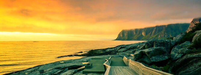 Trip Kreuzfahrten Feriendestination Norwegen – Schwindelfrei auf Preikestolen – die spektakuläre Felskanzel erhebt sich als steile Plateauklippe über dem Lysefjord. Die Aussicht über den Fjord ist atemberaubend, schwindelfrei sein ist Voraussetzung. Es lohnt sich auf jeden Fall, schon mitten in der Nacht aufzustehen, um den magischen Moment des überwältigend schönen Sonnenaufgangs mitzuerleben, grandios wie sich die ersten Sonnenstrahlen in den steilen Felswänden verfangen und die Bergmauern zum Leuchten bringen. Dieser Augenblick inspiriert zur Demut und Dankbarkeit. Die beliebtesten Orte für Ferien in Norwegen, locken mit besten Angebote für Hotels und Ferienunterkünfte mit Werbeaktionen, Rabatten, Sonderangebote für Norwegen Urlaub buchen.
