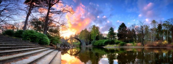 Trip Kreuzfahrten Reisetipps - Teufelsbrücke wird die Rakotzbrücke in Kromlau, Deutschland, genannt. Ein mystischer, idyllischer wunderschöner Ort; eine wahre Augenweide, wenn sich der Brücken Rundbogen im See spiegelt und zum Kreis vervollständigt. Ein märchenhafter Besuch, im blühenden Azaleen & Rhododendron Park. Der Azaleen- und Rhododendronpark Kromlau ist ein ca. 200 ha großer Landschaftspark im Ortsteil Kromlau der Gemeinde Gablenz im Landkreis Görlitz. Er gilt als die größte Rhododendren-Freilandanlage als Landschaftspark in Deutschland und ist bei freiem Eintritt immer geöffnet. Im Jahr 1842 erwarb der Großgrundbesitzer Friedrich Hermann Rötschke, ein Zeitgenosse des Landschaftsgestalters Hermann Ludwig Heinrich Fürst von Pückler-Muskau, das Gut Kromlau.