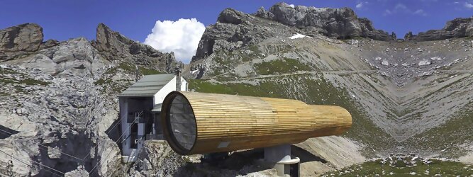 Trip Kreuzfahrten Reisetipps - Das Riesenfernrohr im Karwendel – wie ein gigantischer Feldstecher wurde das Informationszentrum auf die Felskante neben der Bergstation platziert. Hoch über Mittenwald, Bayern erlebt man sensationell faszinierende Ein- und Ausblicke in die alpine Natur und die sensible geschützte Bergwelt Karwendel. Auf 2044m Seehöhe, 1.321m über Mittenwald und oft über dem Wolkenmeer, könnte das Informationszentrum Bergwelt Karwendel nicht eindrucksvoller sein! Und mit der Bergbahn ist es von Mittenwald aus in kurzer Zeit bequem erreichbar.Durch das große Panoramafenster blicken Sie auf Mittenwald und scheinen über der Stadt zu schweben.