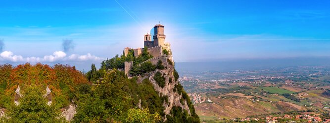 Trip Kreuzfahrten Reiseideen Pauschalreise - San Marino – Hol ihn dir – den heißbegehrten Einreise-Stempel von San Marino. Nimm deinen Reisepass, besuche die örtliche Tourismusbehörde, hier wird die kleine Trophäe in dein Reisedokument gestempelt, es sieht gut aus und ist eine supertolle Urlaubserinnerung. Dieses neue Trendy-Reiselust-Souvenir passt ausgezeichnet zu den anderen außergewöhnlichen Stempeln deiner vergangenen Reisen. San Marino ist ein sehr interessanter Zwergstaat, eine Enklave, vollständig von Italien umgeben, eine der ältesten bestehenden Republiken und eines der reichsten Länder der Welt. Die beliebtesten Orte für Ferien in San Marino, locken mit besten Angebote für Hotels und Ferienunterkünfte mit Werbeaktionen, Rabatten, Sonderangebote für San Marino Urlaub buchen.